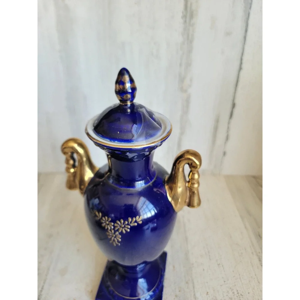 Vintage‎ Cobalt blue Scenic Victorian couple vase bagpipe lidded unique home - Picture 10 of 11